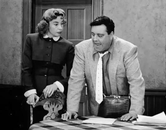 50年代情景喜剧The Honeymooners 里,笨拙可爱的胖老公Jackie Gleason