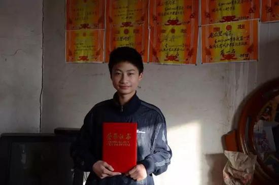 2014年,庞众望入围河北省第三届青少年自强之星时老师给拍摄的照片