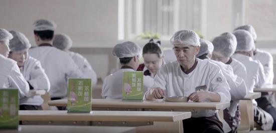 曹志刚曾经的生活盲目单调,没有归属感,平民学校给他带来了改变。图片来自北大宣传片