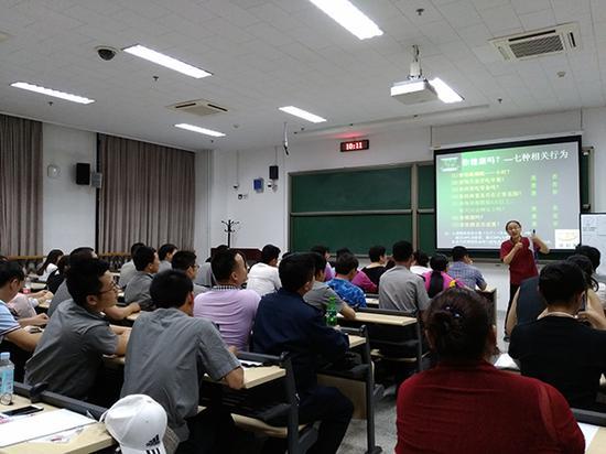 钮文异教授的健康课,学员听得饶有趣味。澎湃新闻记者 张小莲 图