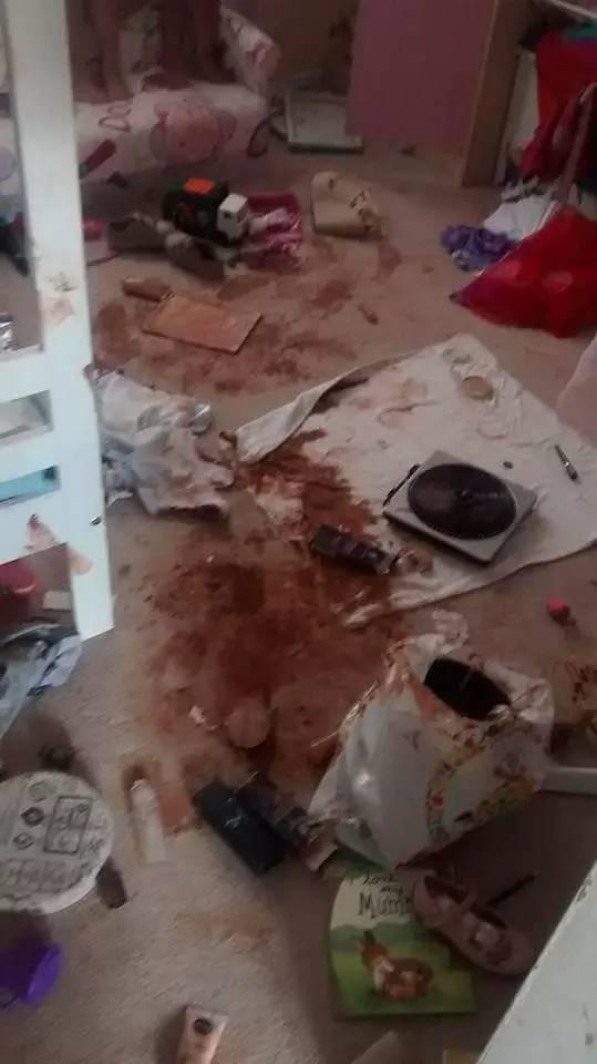 “这是我23岁兄弟的卧室,哈哈哈哈,别问我地毯式什么颜色,我忘了。”