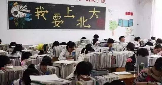 (典型的中国高考班,案头如山)