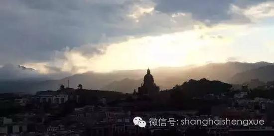 教堂上空金光笼罩