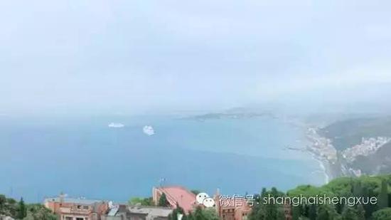 陶尔米纳顶峰望去的海景