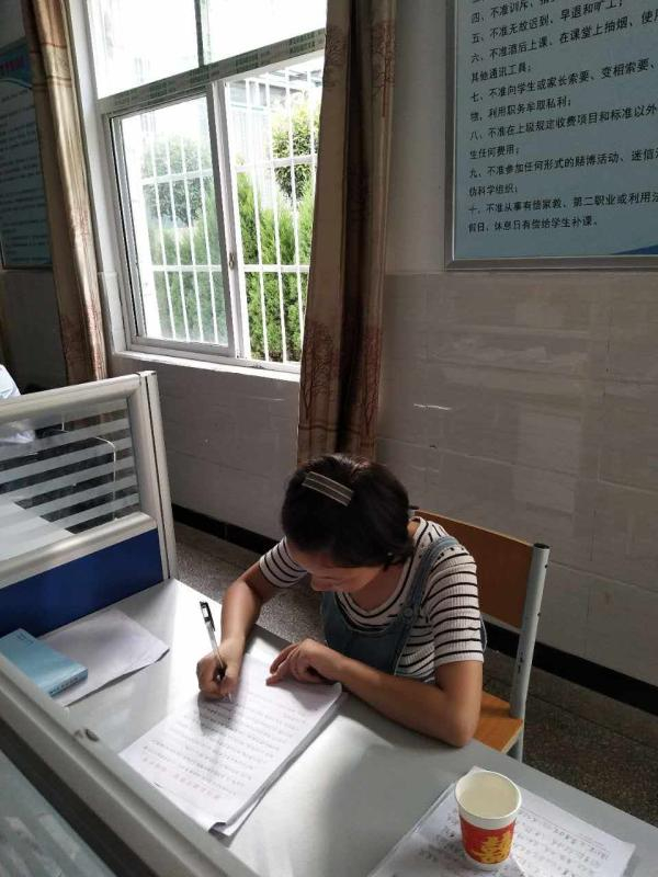 12日上午,王佳鑫受邀给初中学弟学妹作报告,正在写演讲稿。受访者供图