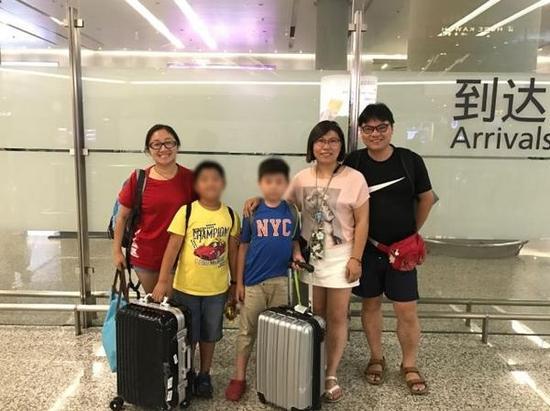 8月10日,安全抵达上海的魏巍和儿子与同行友人。新华社 图
