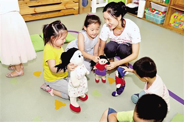 通过布娃娃帮孩子建立性别意识。让孩子认识隐私部位 学会自我保护