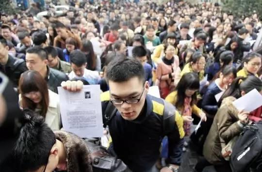 执着于进入体制的,并不只有东北人。图为江苏省公务员考试前,一名考生举着准考证进入考场。