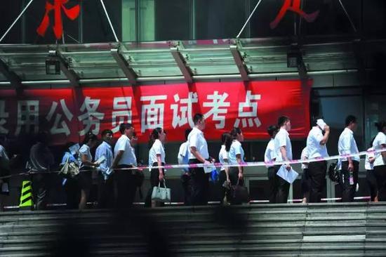 2016年7月2日,辽宁沈阳,一公务员考试面试考点外排起长龙。