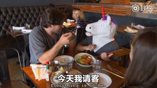 于是小哥“半推半就”的吃了好几大口:“嗯,这个味道还是不错的”
