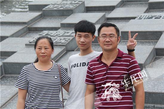 新生与家长合影 重庆理工大学供图 华龙网发