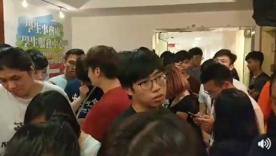 周竖峰在现场(图片截自港中大学生会脸书直播,下同)
