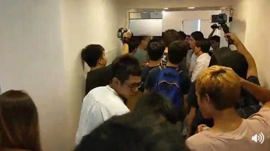 梁汝照对学生代表说明,已与吴基培副校长对话,吴基培正在进行考试,无法立即与学生会对话,最早于四时半过来与同学对话。
