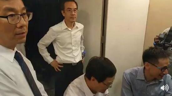 校领导被学生会代表围堵
