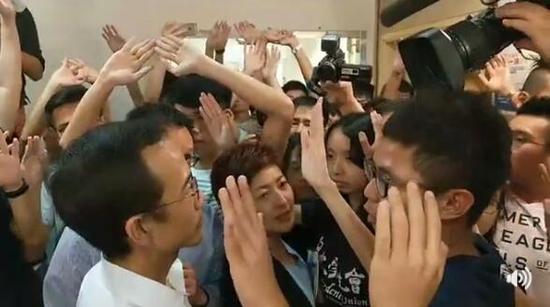 学生会代表拦住副校长吴基培