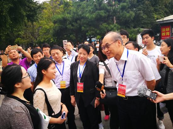 张军部长在考场外与考生亲切交流,并送上祝福。