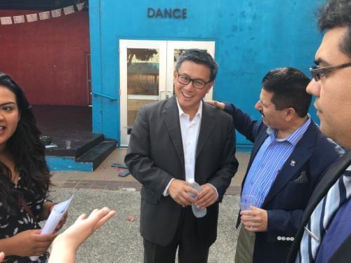 江俊辉当地时间17日在洛杉矶林肯公园造势,与支持者畅谈。(美国《世界日报》/记者张敏毅 摄)