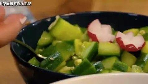 我们看到了这样的评价:“看来黄瓜就是得用拍的嘛!”