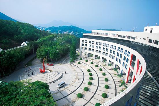 从高处俯瞰香港科技大学校园。(资料图 来源:人民网)