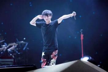 “打call”这个词来自日本(call在日语中的写法是:コール),起源于演唱会Live应援文化。