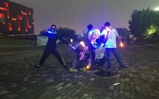 热词归热词,但“打call”这样中英混编的方式,显然英美人是听不懂的,那如何正确用英语表达这个意思呢?