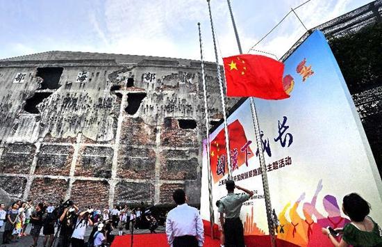 8月13日,第一次“国旗下成长”上海青少年升国旗暨爱国宣讲主题活动在上海市静安区四行仓库举行,从此,庄严的升旗仪式每周准时与大家相见。《新民晚报》孙中钦/摄
