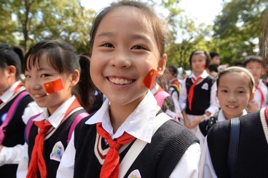 10月8日,国庆期间的第二场升旗仪式,少先队员在上海市静安区中共二大会址升旗点参加升旗仪式。看,大家笑得多灿烂。