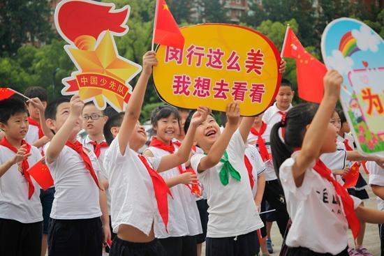 8月20日,在上海市闵行区国旗广场上,青少年们表达爱国热情的同时,还宣传了美丽的闵行!咱们红领巾和绿领巾们棒棒哒。