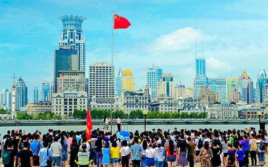 黄浦江畔,上海最著名的地标,这里怎么能少得了国旗!当五星红旗冉冉升起,每个人的心里都无比激动。陈石麟/摄