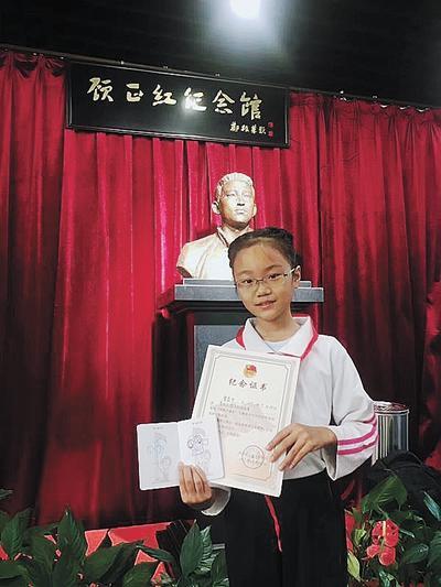 参加升旗仪式也能集纪念章哦!少先队员曹嘉华已连续10次参加升旗仪式、集满10个升旗纪念章啦。