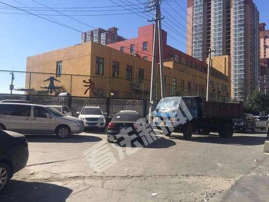 垃圾中转站对面是垂杨柳中学摄/记者 李阳煜