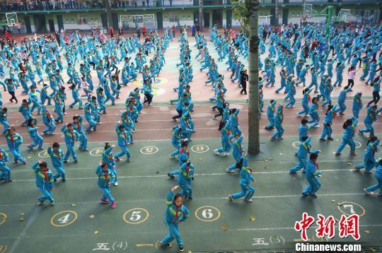 图为小学生们集体做戏曲体操。 韩章云 摄