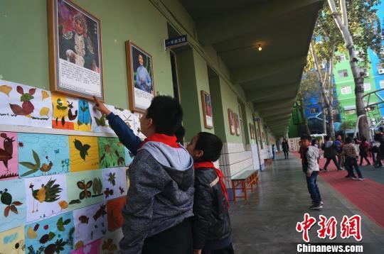 图为学校教学楼走廊上悬挂的戏曲名家画像。 韩章云 摄