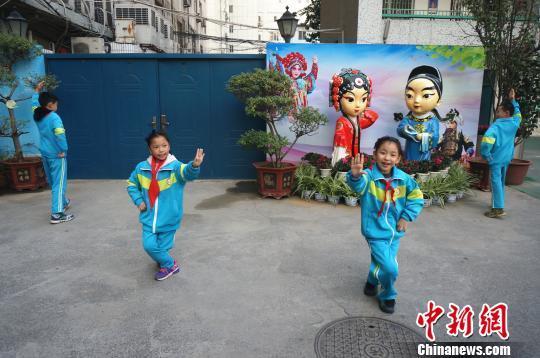 图为孩子们展示学习的豫剧唱段。 韩章云 摄