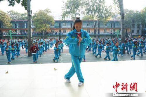 图为戏曲体操中拱手作揖的动作。 韩章云 摄