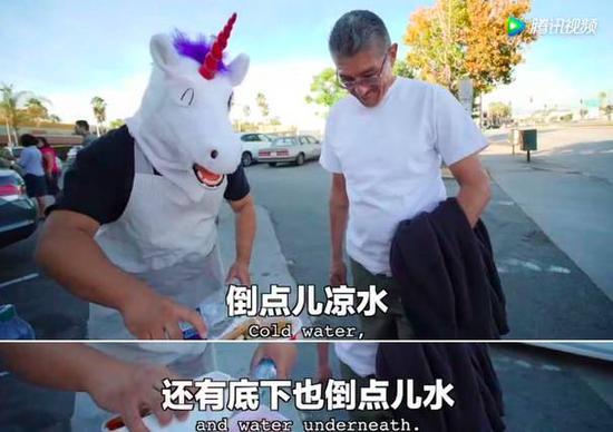 没一会,火锅就发出咕噜咕噜冒泡的声音,引得路人直呼“不可思议”。