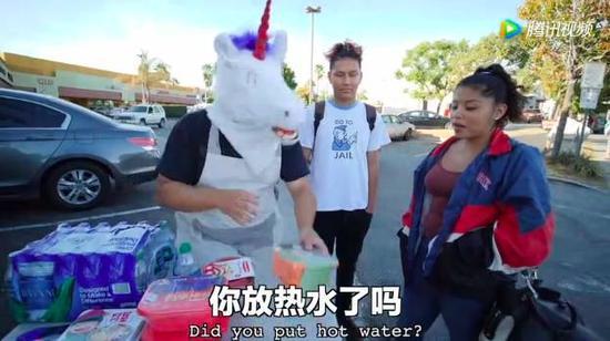 小姐姐再次提出世纪之问:“那它咋加热啊?”边说还边露出质疑的小眼神。