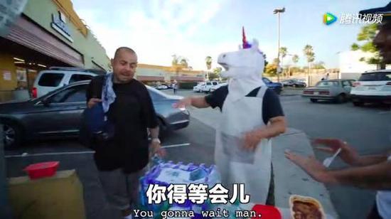 离火锅最近的白衣“宝宝”吃着火锅还不忘馋黑衣“宝宝”一下:
