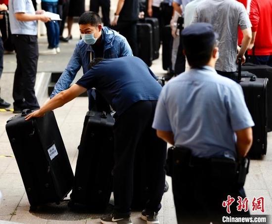 2022年6月7日早,试卷押运车前来北京市海淀区教育招生和考试中心领取高考试卷并送至海淀区各考点。 中新社记者 杜燕 摄