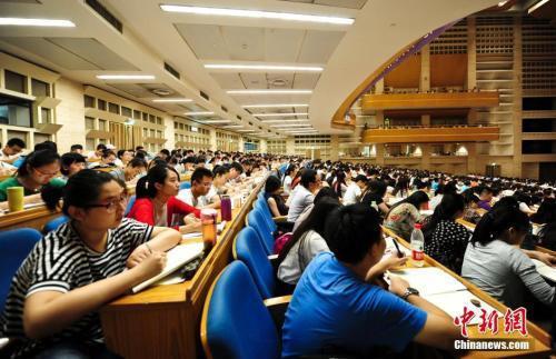 考生们参加考研培训班,备战考研。中新社记者 张勇 摄