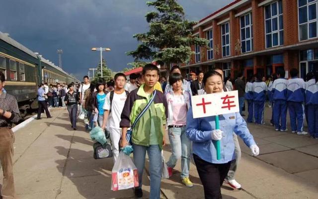 2008年6月5日,一队考生在列车员的引领下准备登车。受访者供图