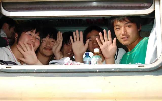 2008年6月5日,考生从“高考专列”窗口向外挥手告别。受访者供图