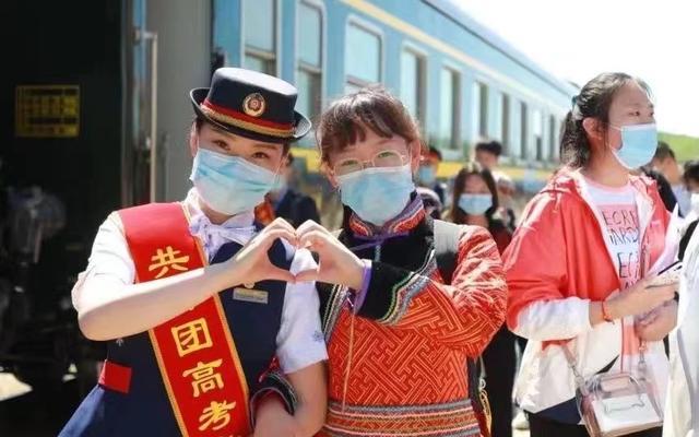 2021年6月,考生在登车前与乘务员合影留念。受访者供图