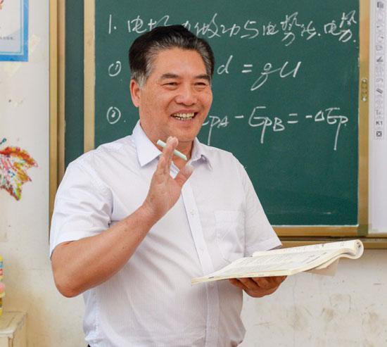 黄小林在纳雍五中上课。受访者供图
