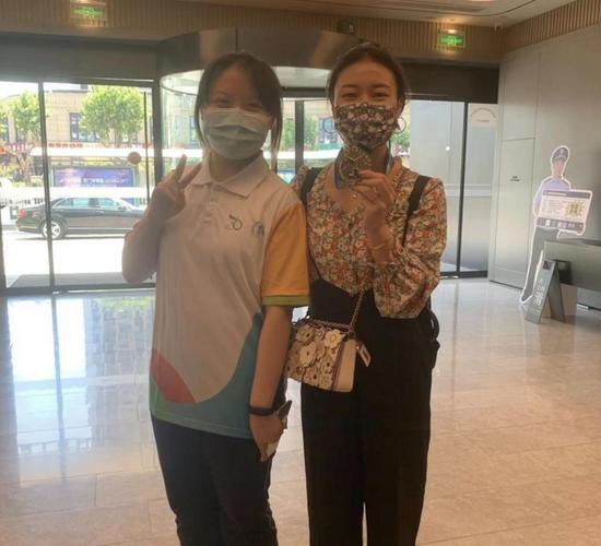 ▲何彦瑾与生物竞赛教练冯琦