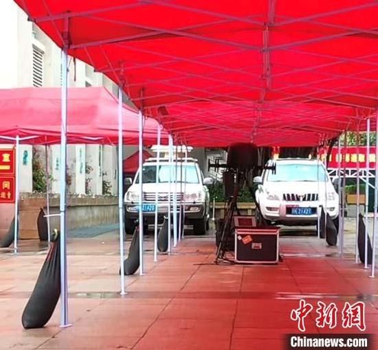 福州市无线电管理局对考场及周边地区进行电子环境监测。 福建省教育厅供图