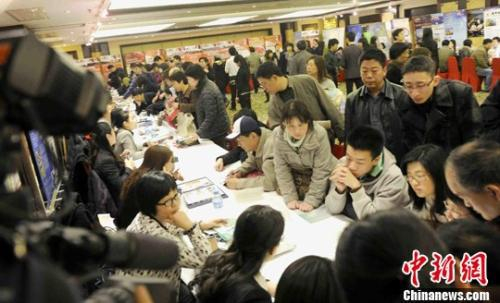 资料图片:全球著名院校招生巡回展咨询现场。