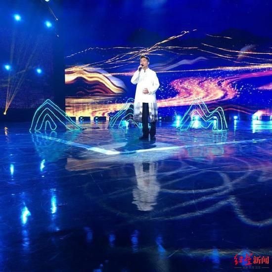 熊洞登上央视《越战越勇》舞台唱歌