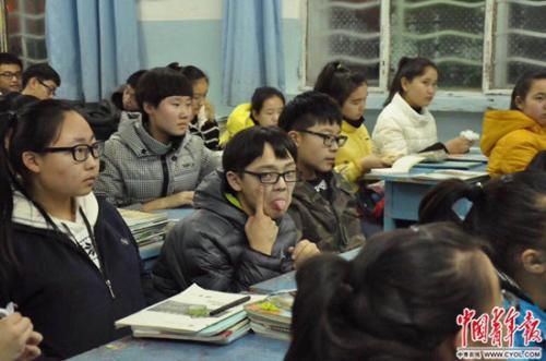 学生在课上扮“鬼脸”。