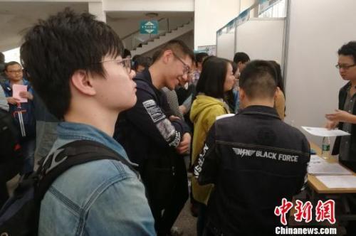 资料图:“西安交通大学2018届毕业生春季大型招聘会”现场。燕武摄